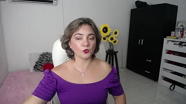 Snapshot of Chiraz_hasnaa chatting on 02.18.25 Chiraz hasnaa online show from 02.18.25