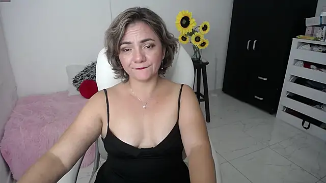 Snapshot of Chiraz_hasnaa chatting on 02.22.25 Chiraz hasnaa online show from 02.22.25