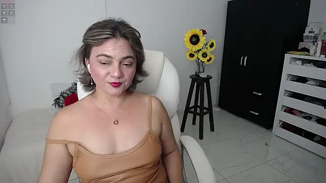 Snapshot of Chiraz_hasnaa chatting on 03.09.25 Chiraz hasnaa online show from 03.09.25