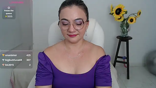 Snapshot of Chiraz_hasnaa chatting on 10.25.25 Chiraz hasnaa online show from 10.25.25