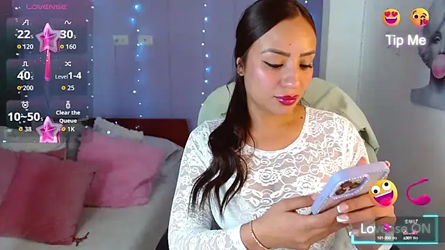 Snapshot of Paulina_627 chatting on 10.17.25 Paulina 627 online show from 10.17.25