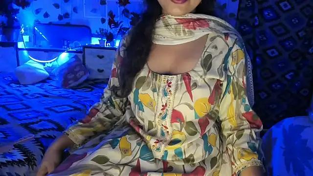 Snapshot of aarjulove chatting on 07.17.26 aarjulove online show from 07.17.26