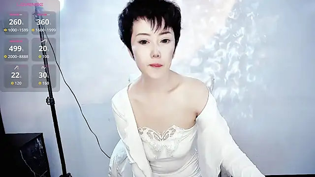 Snapshot of 9ering-Er chatting on 10.27.25 9ering-Er online show from 10.27.25