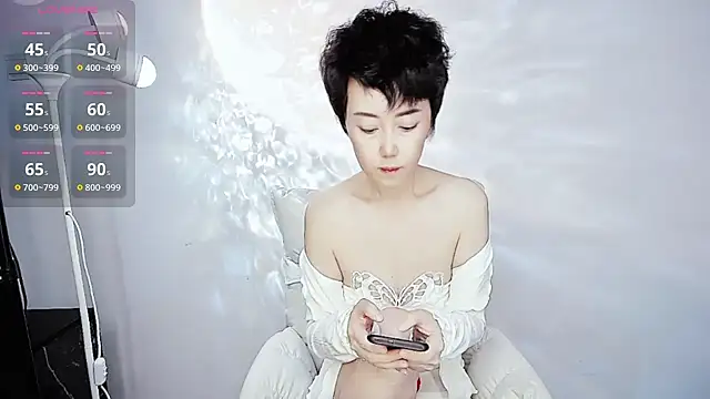 Snapshot of 9ering-Er chatting on 10.31.25 9ering-Er online show from 10.31.25