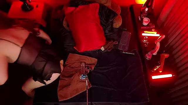 Snapshot of jennStarCD chatting on 12.22.24 jennStarCD online show from 12.22.24