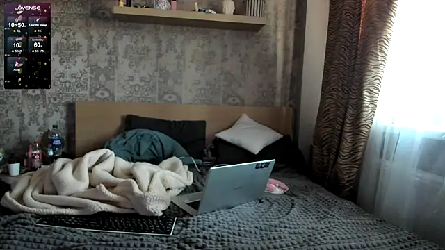 Snapshot of purebeautie13 chatting on 12.12.24 purebeautie13 online show from 12.12.24