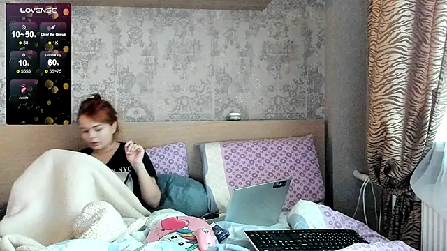 Snapshot of purebeautie13 chatting on 12.19.24 purebeautie13 online show from 12.19.24