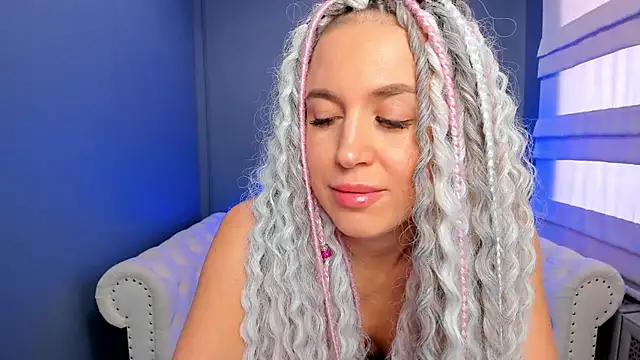 Snapshot of rock_n_roxy chatting on 01.25.25 rock n roxy online show from 01.25.25