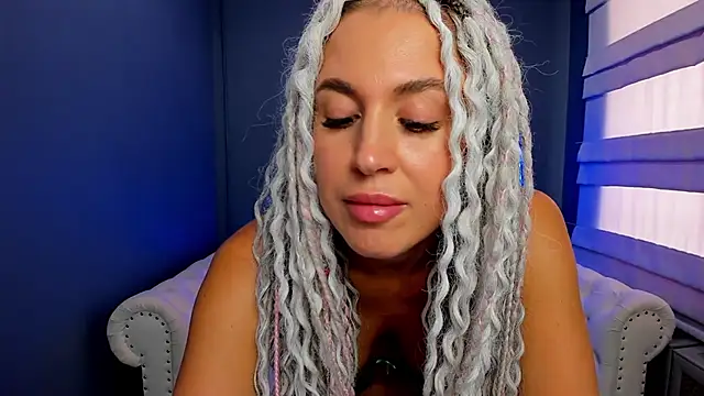 Snapshot of rock_n_roxy chatting on 03.11.25 rock n roxy online show from 03.11.25