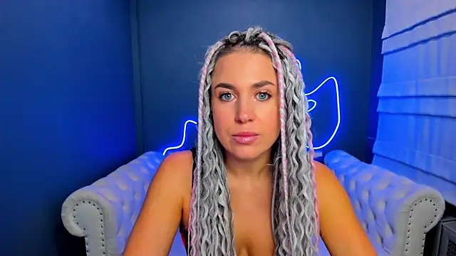 Snapshot of rock_n_roxy chatting on 10.17.25 rock n roxy online show from 10.17.25