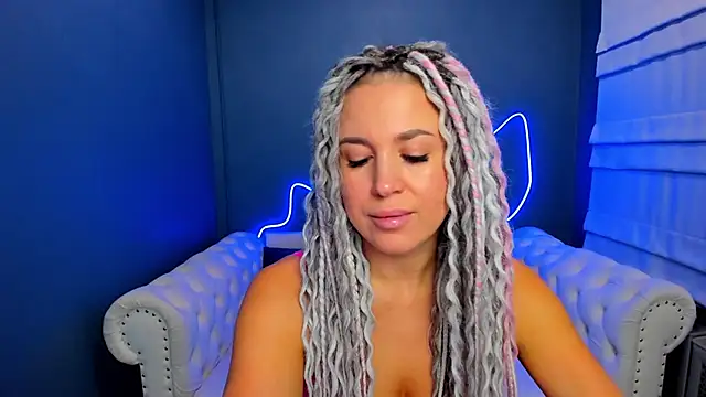 Snapshot of rock_n_roxy chatting on 10.24.25 rock n roxy online show from 10.24.25