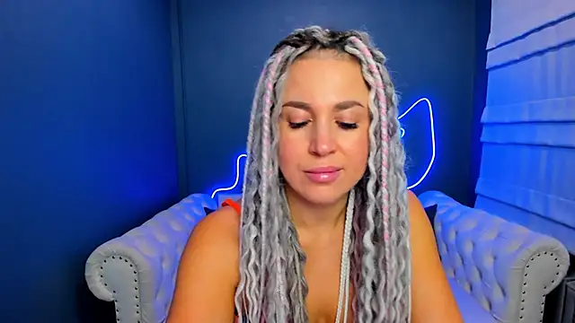 Snapshot of rock_n_roxy chatting on 10.25.25 rock n roxy online show from 10.25.25