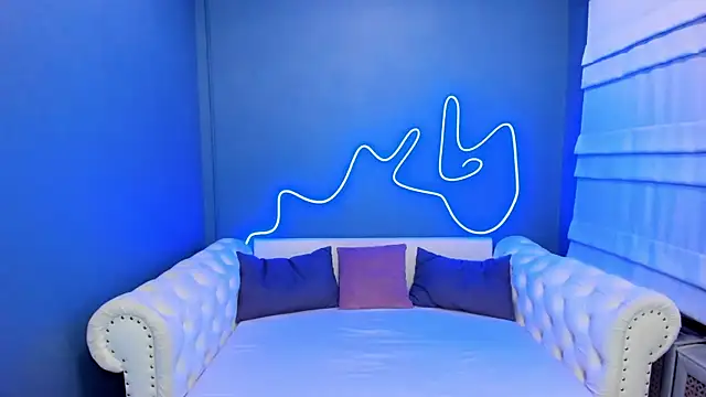 Snapshot of rock_n_roxy chatting on 10.28.25 rock n roxy online show from 10.28.25