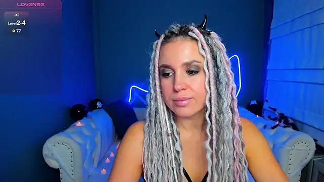 Snapshot of rock_n_roxy chatting on 10.31.25 rock n roxy online show from 10.31.25