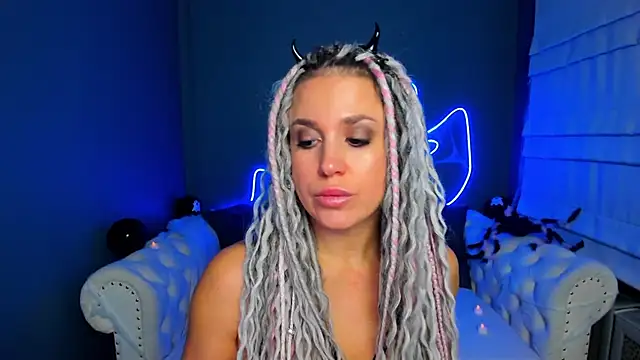 Snapshot of rock_n_roxy chatting on 11.01.25 rock n roxy online show from 11.01.25