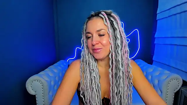 Snapshot of rock_n_roxy chatting on 11.04.25 rock n roxy online show from 11.04.25