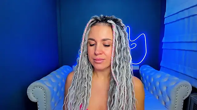 Snapshot of rock_n_roxy chatting on 11.07.25 rock n roxy online show from 11.07.25