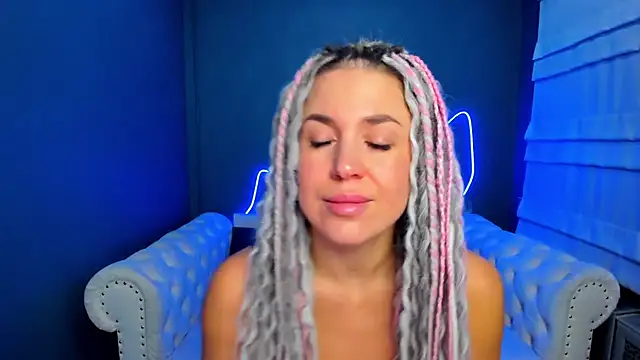 Snapshot of rock_n_roxy chatting on 11.08.25 rock n roxy online show from 11.08.25