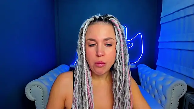 Snapshot of rock_n_roxy chatting on 11.11.25 rock n roxy online show from 11.11.25