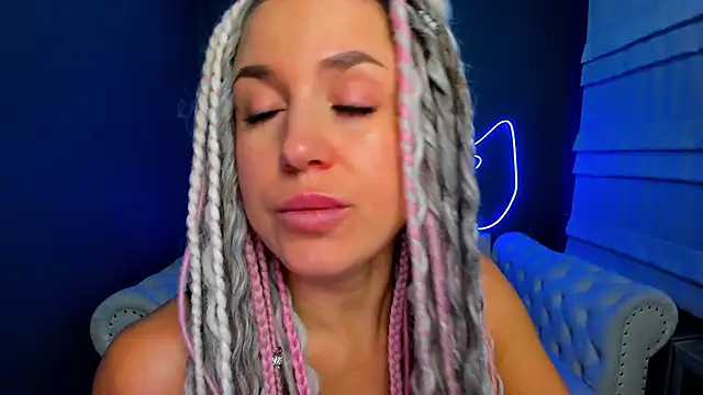 Snapshot of rock_n_roxy chatting on 11.12.25 rock n roxy online show from 11.12.25