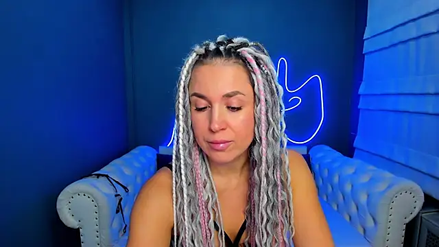 Snapshot of rock_n_roxy chatting on 11.15.25 rock n roxy online show from 11.15.25