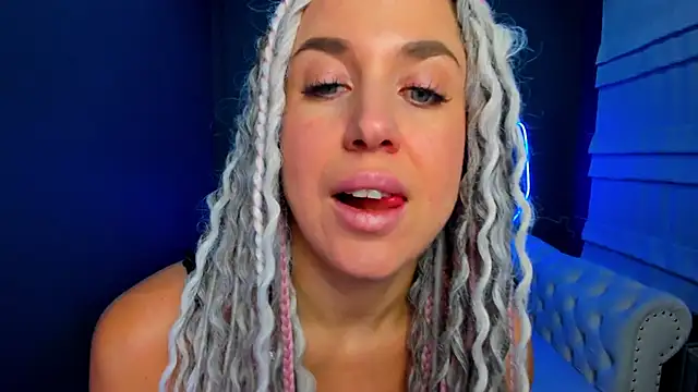 Snapshot of rock_n_roxy chatting on 11.17.25 rock n roxy online show from 11.17.25