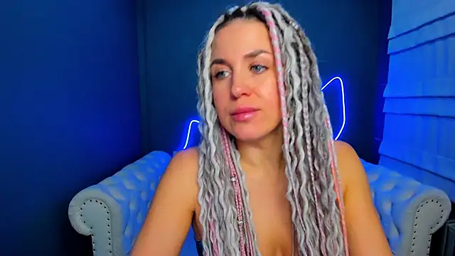 Snapshot of rock_n_roxy chatting on 11.18.25 rock n roxy online show from 11.18.25