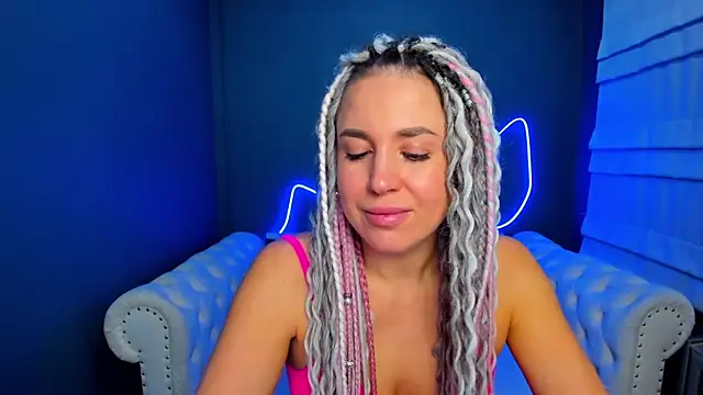 Snapshot of rock_n_roxy chatting on 11.19.25 rock n roxy online show from 11.19.25