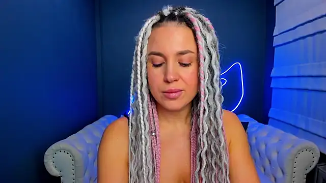 Snapshot of rock_n_roxy chatting on 11.21.25 rock n roxy online show from 11.21.25