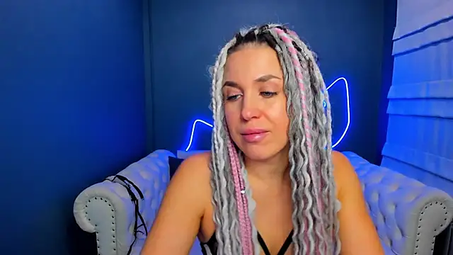 Snapshot of rock_n_roxy chatting on 11.22.25 rock n roxy online show from 11.22.25