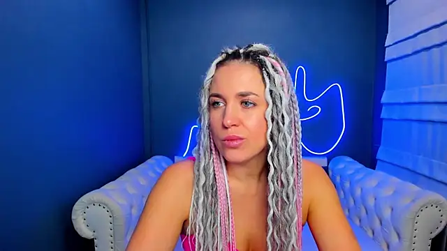 Snapshot of rock_n_roxy chatting on 11.23.25 rock n roxy online show from 11.23.25