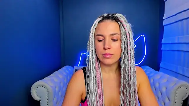 Snapshot of rock_n_roxy chatting on 11.24.25 rock n roxy online show from 11.24.25