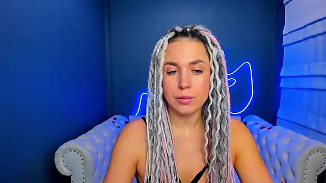 Snapshot of rock_n_roxy chatting on 11.25.25 rock n roxy online show from 11.25.25