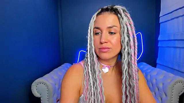 Snapshot of rock_n_roxy chatting on 11.28.25 rock n roxy online show from 11.28.25