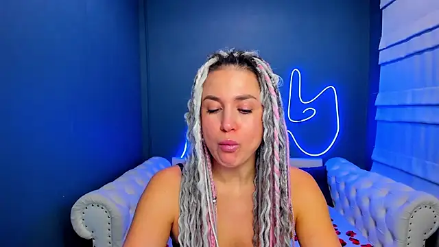 Snapshot of rock_n_roxy chatting on 12.01.25 rock n roxy online show from 12.01.25