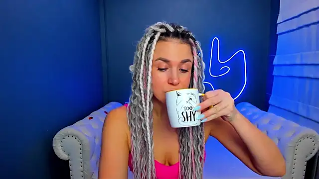 Snapshot of rock_n_roxy chatting on 12.02.25 rock n roxy online show from 12.02.25