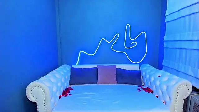 Snapshot of rock_n_roxy chatting on 12.04.25 rock n roxy online show from 12.04.25