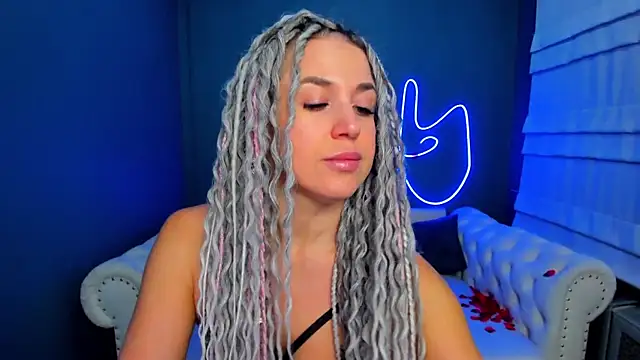 Snapshot of rock_n_roxy chatting on 12.05.25 rock n roxy online show from 12.05.25