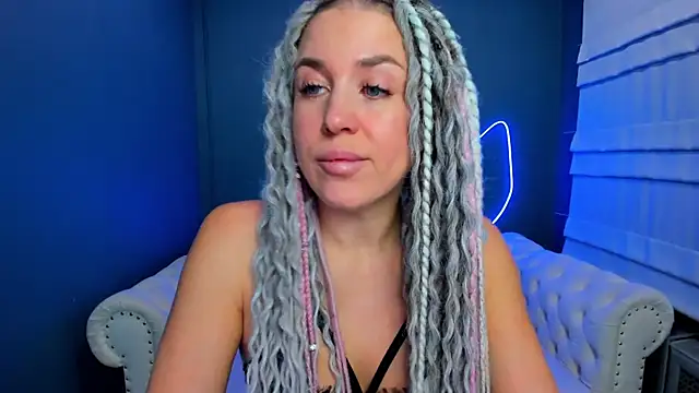 Snapshot of rock_n_roxy chatting on 12.17.25 rock n roxy online show from 12.17.25