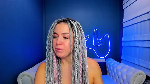 Snapshot of rock_n_roxy chatting on 12.18.25 rock n roxy online show from 12.18.25