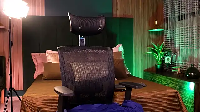 LeoSalvatore  online show from 03.14.25