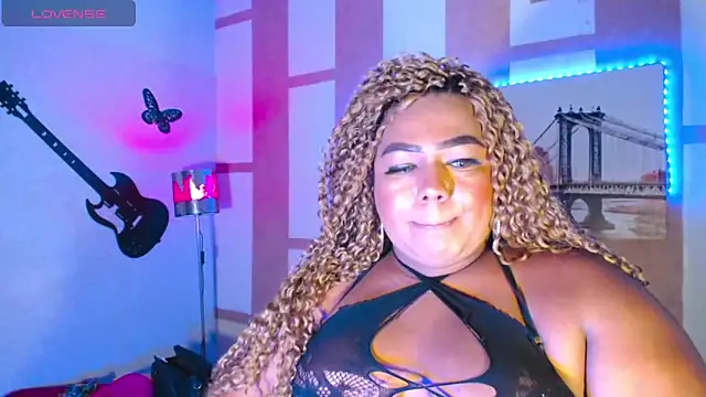 Snapshot of OpraxBellinda chatting on 12.21.25 OpraxBellinda online show from 12.21.25