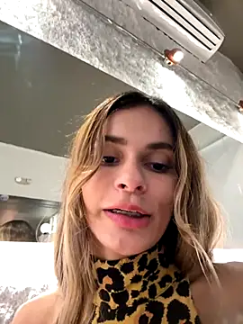 cuteluci  online show from 10.11.25