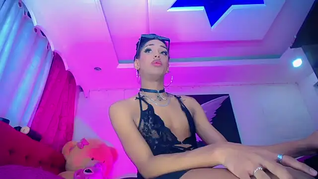 Snapshot of NahomiCamper chatting on 12.22.25 NahomiCamper online show from 12.22.25