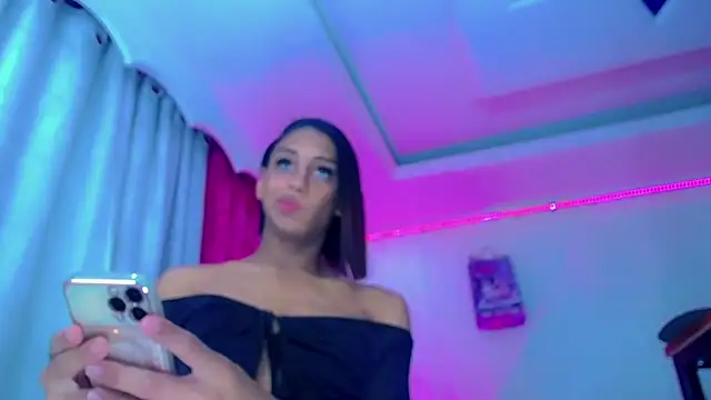 Snapshot of NahomiCamper chatting on 04.07.26 NahomiCamper online show from 04.07.26