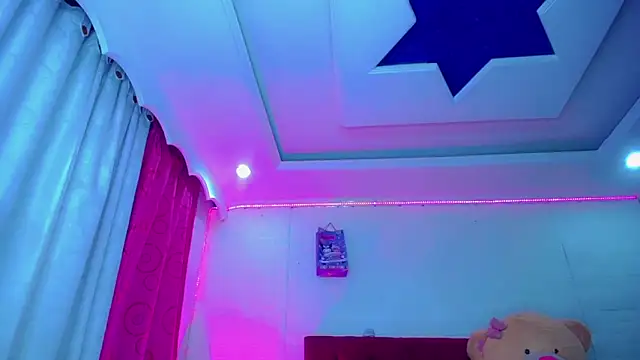 Snapshot of NahomiCamper chatting on 04.11.26 NahomiCamper online show from 04.11.26