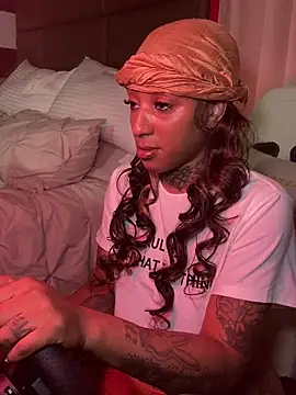 CrownedNyaries online show from 12.10.24