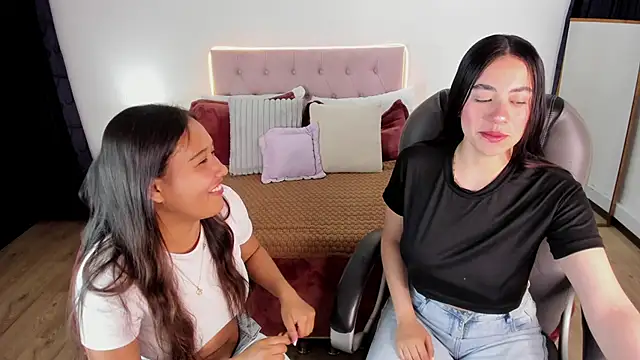 Snapshot of Icysweetcam chatting on 11.02.25 Icysweetcam online show from 11.02.25