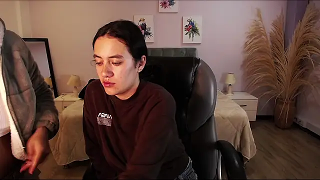 Snapshot of Icysweetcam chatting on 11.29.25 Icysweetcam online show from 11.29.25