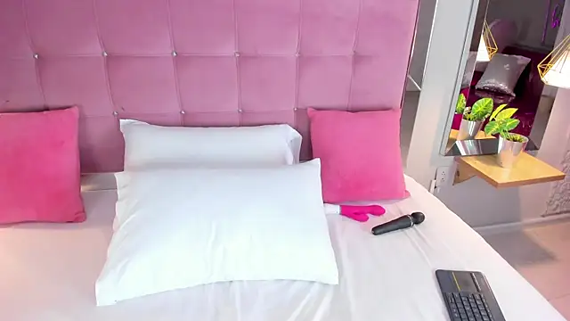 Snapshot of ArticaBelle chatting on 09.13.25 ArticaBelle online show from 09.13.25